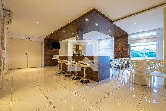 Apartamento em Pinheiros com piscina, 2 suítes e mobiliado. Ideal para comprar. — Salão de Festas