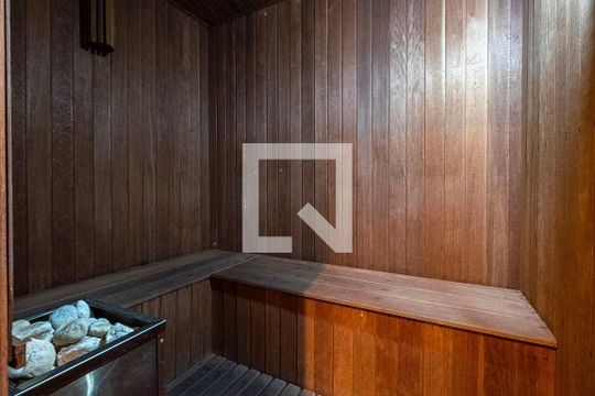 Apartamento em Pinheiros com piscina, 2 suítes e mobiliado. Ideal para comprar. — Sauna