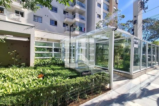Apartamento em Pinheiros com piscina, 2 suítes e mobiliado. Ideal para comprar. — Fachada do Prédio
