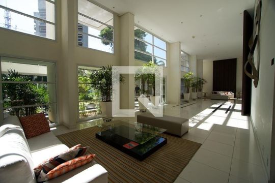 Apartamento em Pinheiros com piscina, 2 suítes e mobiliado. Ideal para comprar. — Hall Social
