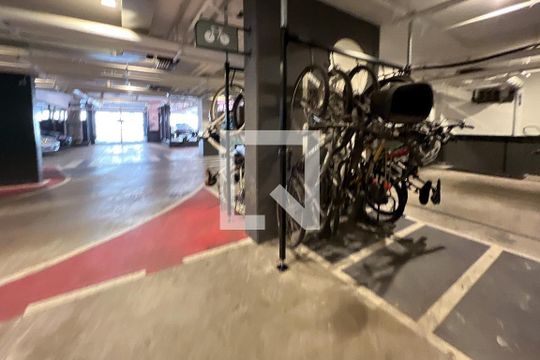Apartamento mobiliado com 3 suítes e varanda, churrasqueira e piscina no condomínio. Ideal para comprar. — Bicicletário