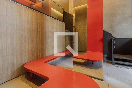 Apartamento mobiliado com 3 suítes e varanda, churrasqueira e piscina no condomínio. Ideal para comprar. — Área comum