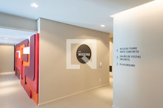 Apartamento mobiliado com 3 suítes e varanda, churrasqueira e piscina no condomínio. Ideal para comprar. — Hall de entrada
