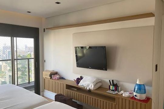 Apartamento mobiliado com 3 suítes e varanda, churrasqueira e piscina no condomínio. Ideal para comprar. — foto 38