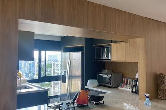 Apartamento mobiliado com 3 suítes e varanda, churrasqueira e piscina no condomínio. Ideal para comprar. — foto 1