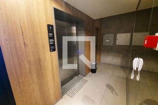 Apartamento mobiliado com 3 suítes e varanda, churrasqueira e piscina no condomínio. Ideal para comprar. — Elevador