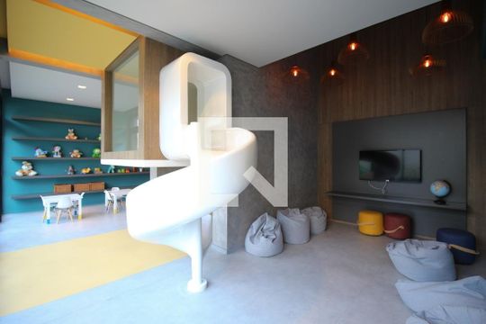 Apartamento mobiliado com 3 suítes e varanda, churrasqueira e piscina no condomínio. Ideal para comprar. — Brinquedoteca