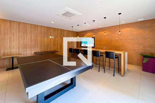 Apartamento mobiliado com 3 suítes e varanda, churrasqueira e piscina no condomínio. Ideal para comprar. — Salão de jogos