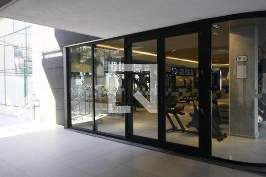 Apartamento mobiliado com 3 suítes e varanda, churrasqueira e piscina no condomínio. Ideal para comprar. — Academia