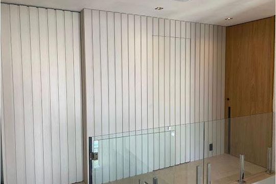 Apartamento mobiliado com 3 suítes e varanda, churrasqueira e piscina no condomínio. Ideal para comprar. — foto 47