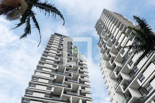 Apartamento mobiliado com 3 suítes e varanda, churrasqueira e piscina no condomínio. Ideal para comprar. — Fachada do Prédio