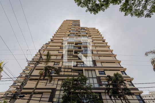 Apartamento mobiliado com 3 suítes e varanda, churrasqueira e piscina no condomínio. Ideal para comprar. — Fachada