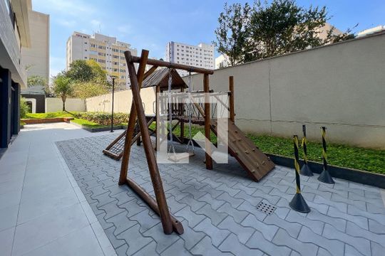 Apartamento mobiliado com 3 suítes e varanda, churrasqueira e piscina no condomínio. Ideal para comprar. — Playground