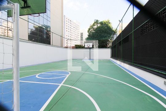 Apartamento mobiliado com 3 suítes e varanda, churrasqueira e piscina no condomínio. Ideal para comprar. — Quadra Esportiva