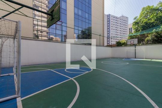 Apartamento mobiliado com 3 suítes e varanda, churrasqueira e piscina no condomínio. Ideal para comprar. — Quadra