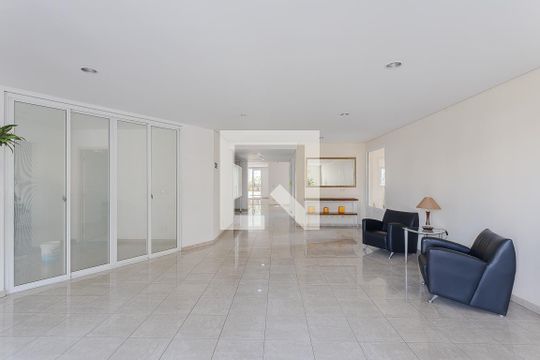 Apartamento mobiliado com 2 suítes, varanda e academia no condomínio. Ideal para comprar. — Hall social
