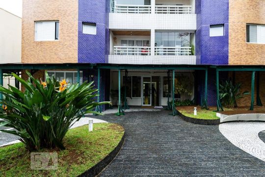 Apartamento mobiliado com 2 suítes, varanda e academia no condomínio. Ideal para comprar. — Entrada