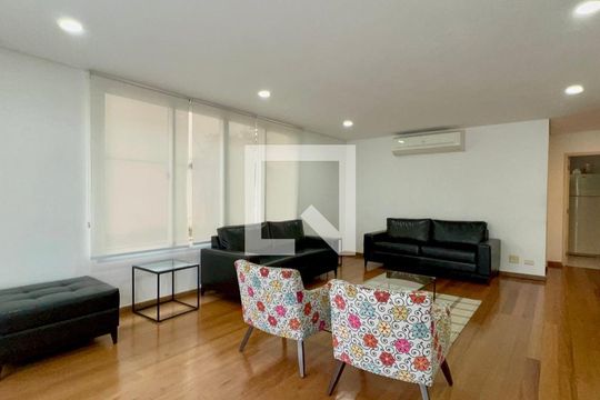 Apartamento mobiliado com 2 suítes, varanda e academia no condomínio. Ideal para comprar. — Salão de Festas