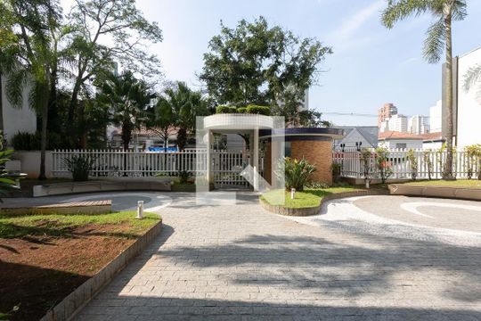 Apartamento mobiliado com 2 suítes, varanda e academia no condomínio. Ideal para comprar. — Área Comum