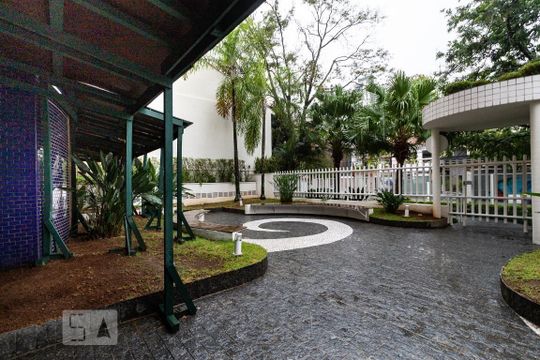 Apartamento mobiliado com 2 suítes, varanda e academia no condomínio. Ideal para comprar. — Entrada