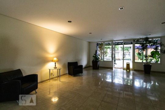 Apartamento mobiliado com 2 suítes, varanda e academia no condomínio. Ideal para comprar. — Hall
