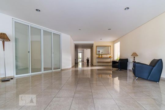 Apartamento mobiliado com 2 suítes, varanda e academia no condomínio. Ideal para comprar. — Hall Social