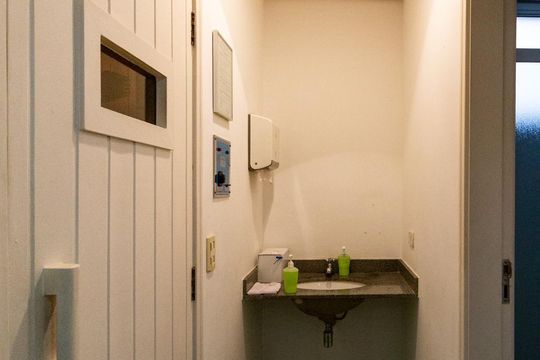 Apartamento mobiliado com 2 suítes, varanda e academia no condomínio. Ideal para comprar. — Sauna