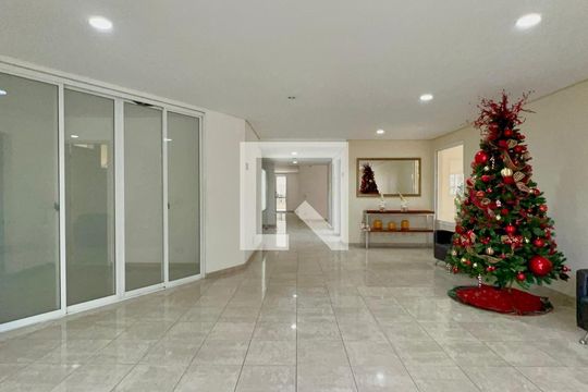 Apartamento mobiliado com 2 suítes, varanda e academia no condomínio. Ideal para comprar. — Hall de entrada