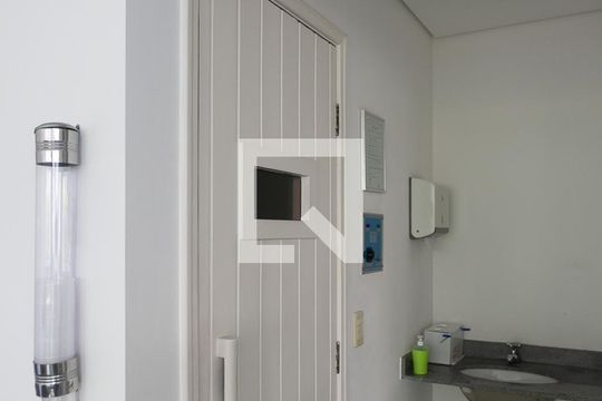 Apartamento mobiliado com 2 suítes, varanda e academia no condomínio. Ideal para comprar. — Sauna