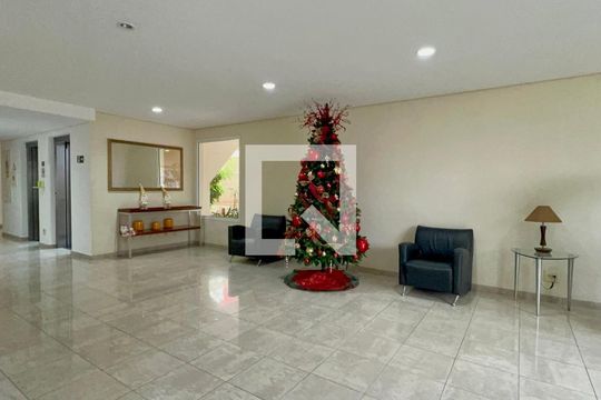 Apartamento mobiliado com 2 suítes, varanda e academia no condomínio. Ideal para comprar. — Hall de entrada