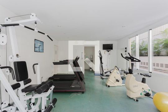 Apartamento mobiliado com 2 suítes, varanda e academia no condomínio. Ideal para comprar. — Academia