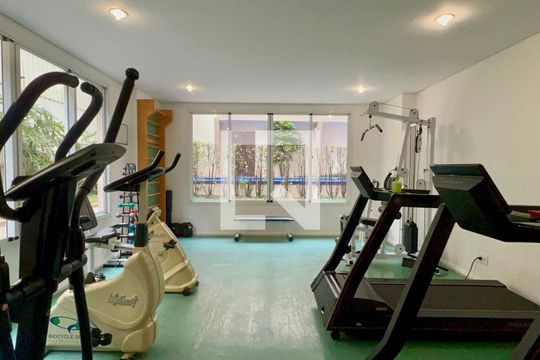 Apartamento mobiliado com 2 suítes, varanda e academia no condomínio. Ideal para comprar. — Academia
