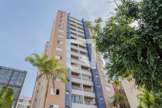 Apartamento mobiliado com 2 suítes, varanda e academia no condomínio. Ideal para comprar. — Fachada
