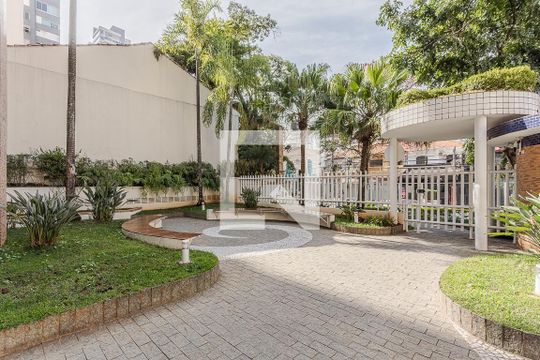 Apartamento mobiliado com 2 suítes, varanda e academia no condomínio. Ideal para comprar. — Área comum