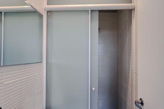 Apartamento com 3 quartos e academia no condomínio. Oportunidades de compra imperdíveis. — Banheiro - Piso Superior