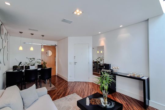 Apartamento com 3 quartos e academia no condomínio. Oportunidades de compra imperdíveis. — Sala