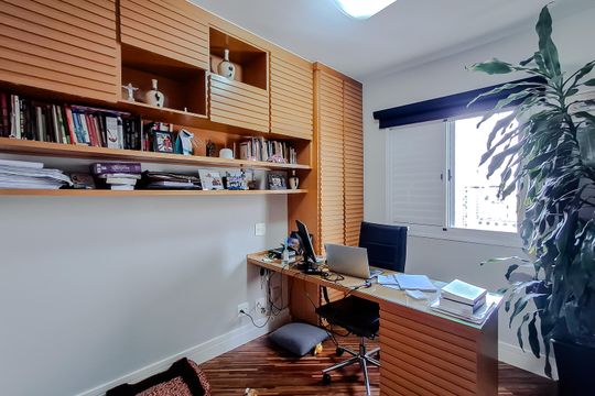 Apartamento com 3 quartos e academia no condomínio. Oportunidades de compra imperdíveis. — Escritório
