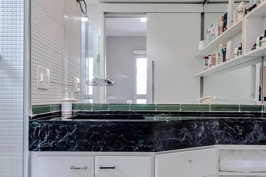 Apartamento com 3 quartos e academia no condomínio. Oportunidades de compra imperdíveis. — Banheiro da Suíte