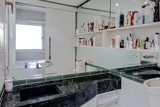 Apartamento com 3 quartos e academia no condomínio. Oportunidades de compra imperdíveis. — Banheiro da Suíte