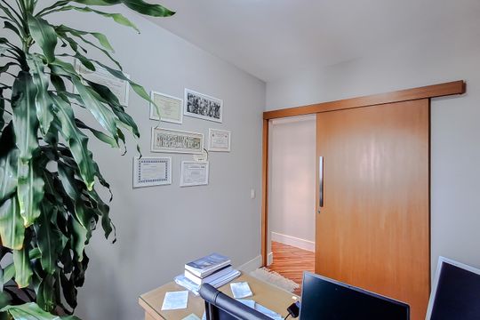 Apartamento com 3 quartos e academia no condomínio. Oportunidades de compra imperdíveis. — Escritório