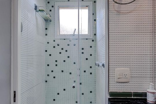 Apartamento com 3 quartos e academia no condomínio. Oportunidades de compra imperdíveis. — Banheiro da Suíte