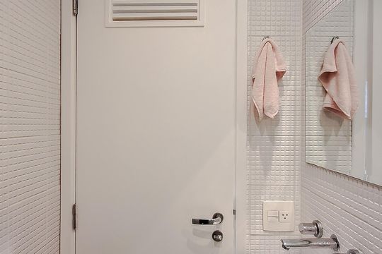 Apartamento com 3 quartos e academia no condomínio. Oportunidades de compra imperdíveis. — Banheiro - Piso Superior