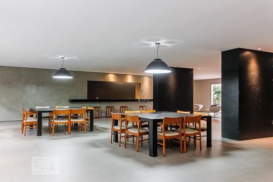 Venda de apartamento mobiliado, 2 quartos, varanda gourmet, piscina no condomínio. — Espaço gourmet