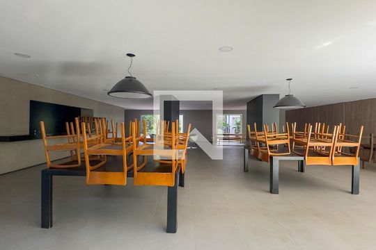 Venda de apartamento mobiliado, 2 quartos, varanda gourmet, piscina no condomínio. — Salão de Festas