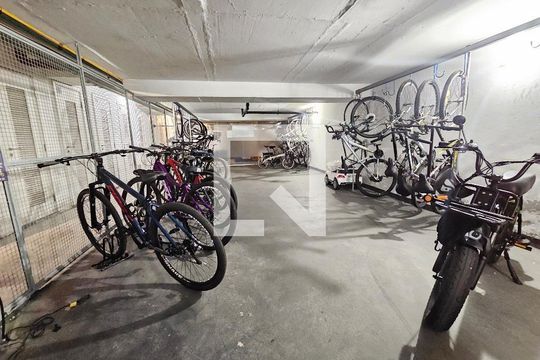 Venda de apartamento mobiliado, 2 quartos, varanda gourmet, piscina no condomínio. — Bicicletário