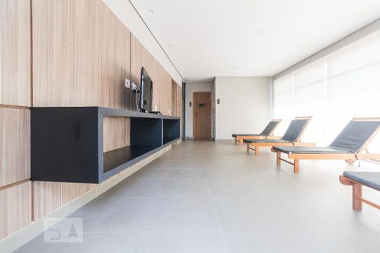 Venda de apartamento mobiliado, 2 quartos, varanda gourmet, piscina no condomínio. — Spa