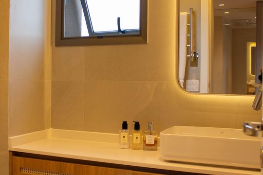 Apartamento mobiliado no Itaim Bibi com 2 suítes e varanda. Ideal para compra. — Banheiro da Suíte