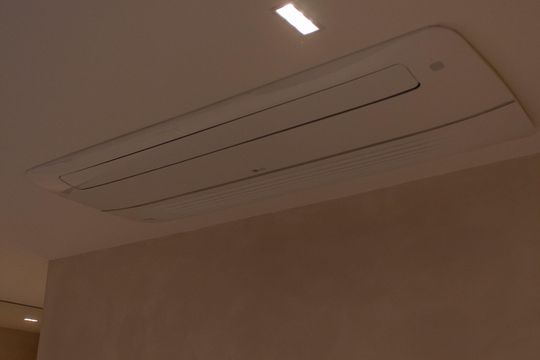Apartamento mobiliado no Itaim Bibi com 2 suítes e varanda. Ideal para compra. — Suíte