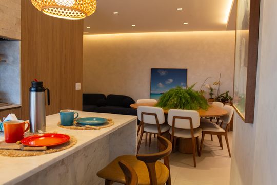 Apartamento mobiliado no Itaim Bibi com 2 suítes e varanda. Ideal para compra. — Sala/Varanda Integrada