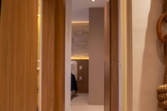 Apartamento mobiliado no Itaim Bibi com 2 suítes e varanda. Ideal para compra. — Corredor